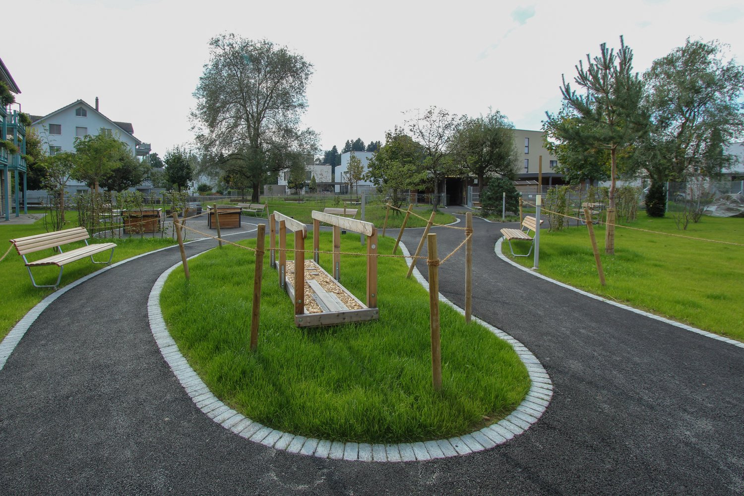 Neue Wege und Sitzgelegenheiten