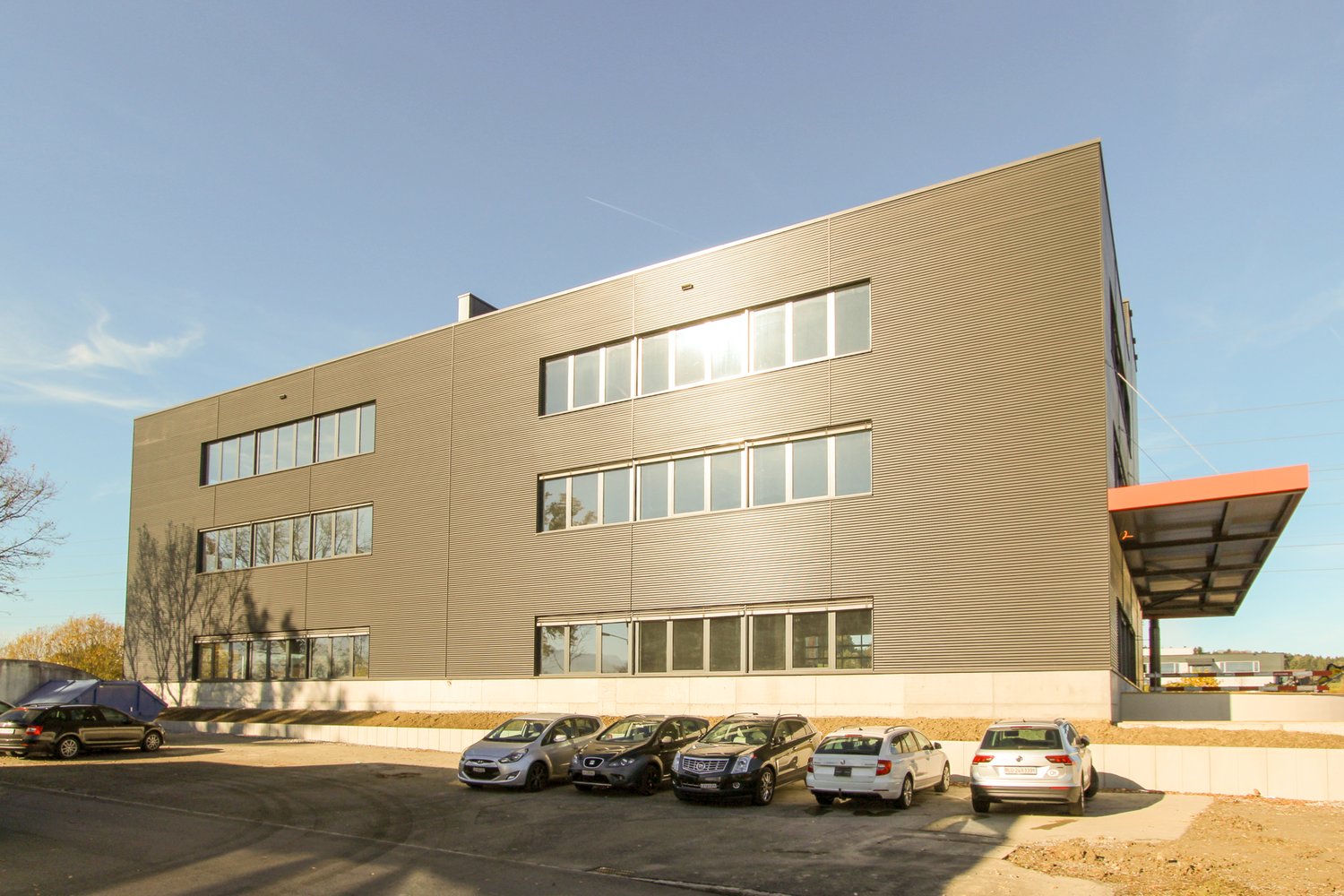 Fassade des Gewerbegebäudes in der Sonnmatt in Rothenburg