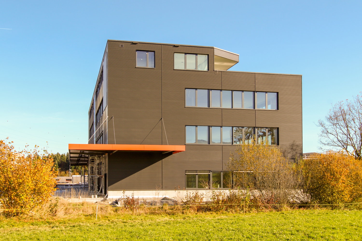 Fassade des Gewerbegebäudes in der Sonnmatt in Rothenburg