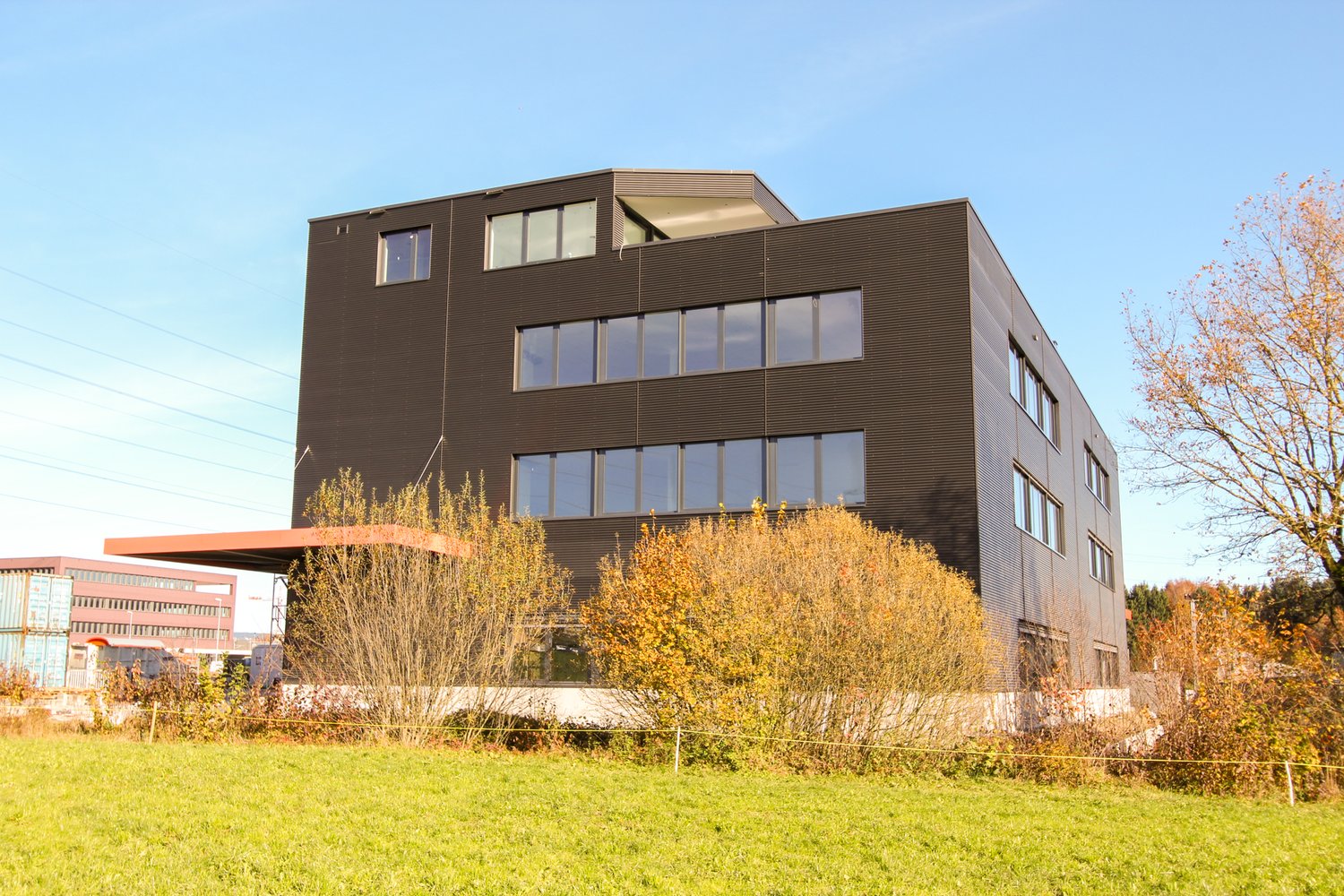 Fassade des Gewerbegebäudes in der Sonnmatt in Rothenburg