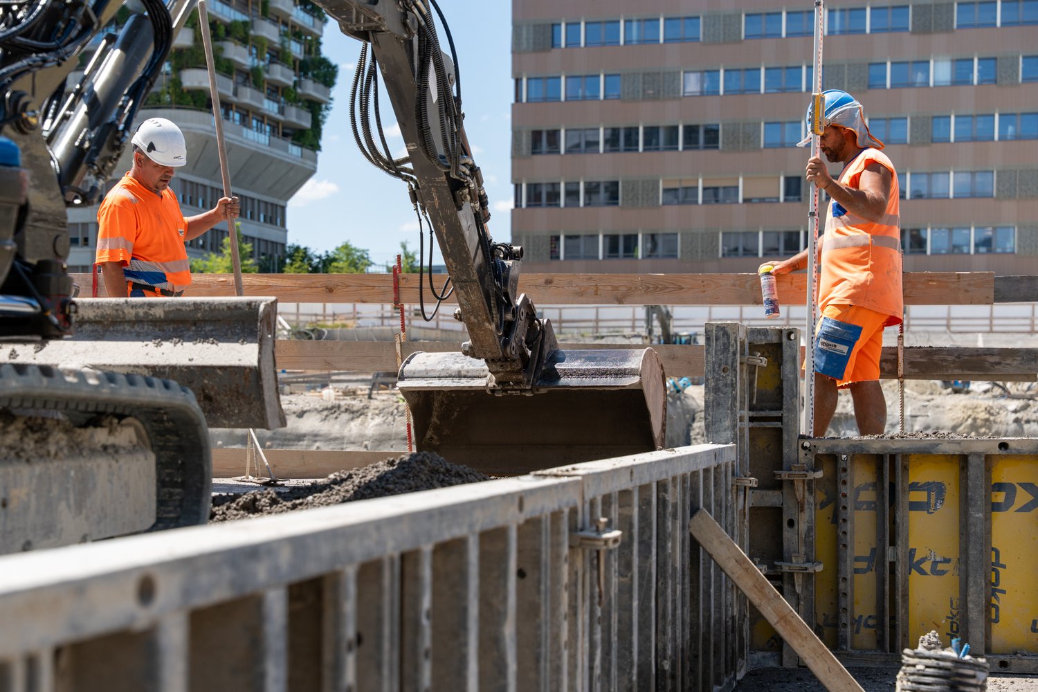 Baugrube Suurstoffi in Rotkreuz - Mitarbeiter bei der Arbeit