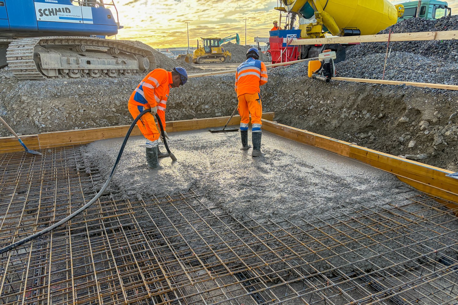 Bauarbeiter beim betonieren