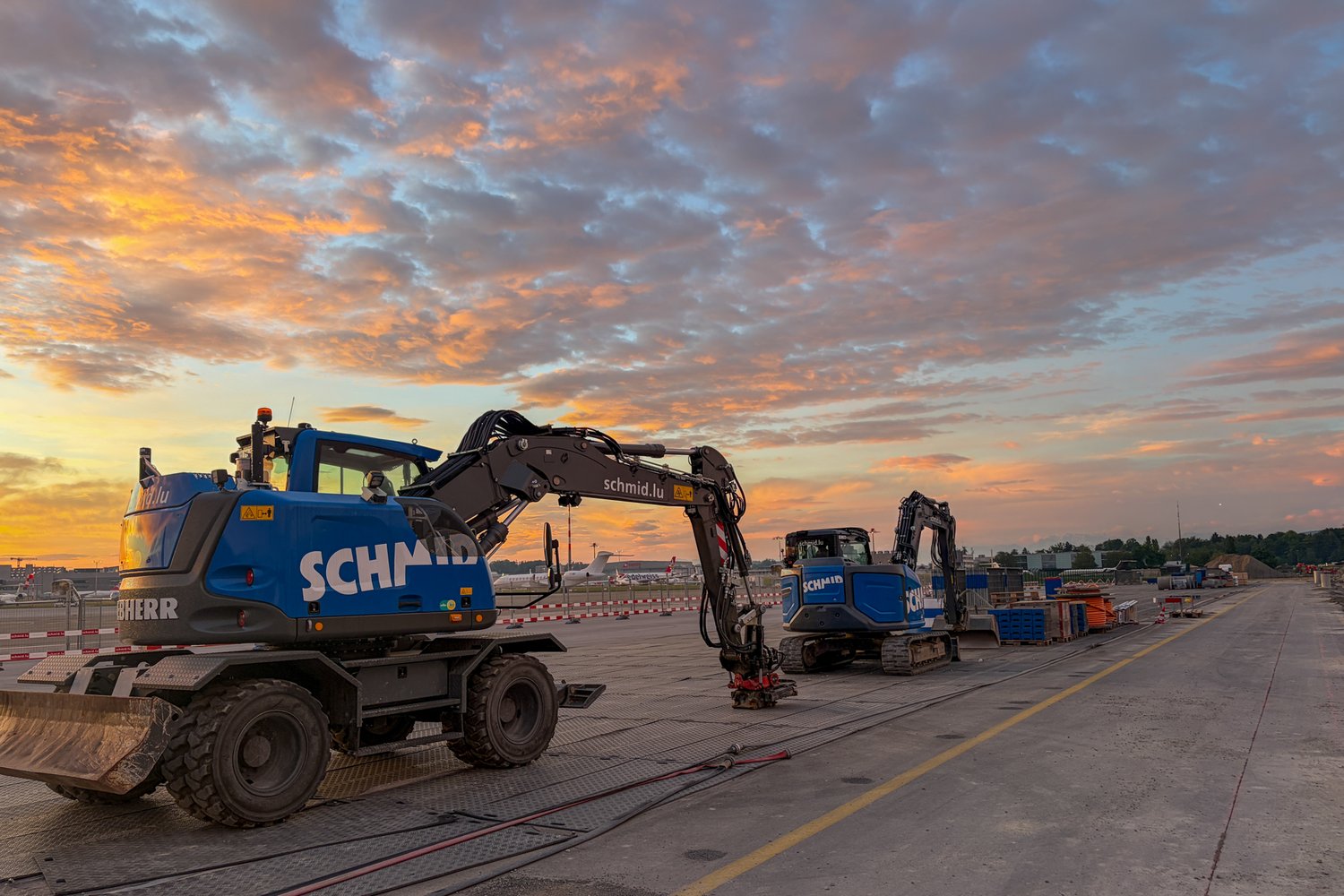 Bagger im Hintergrund Sonnenuntergang
