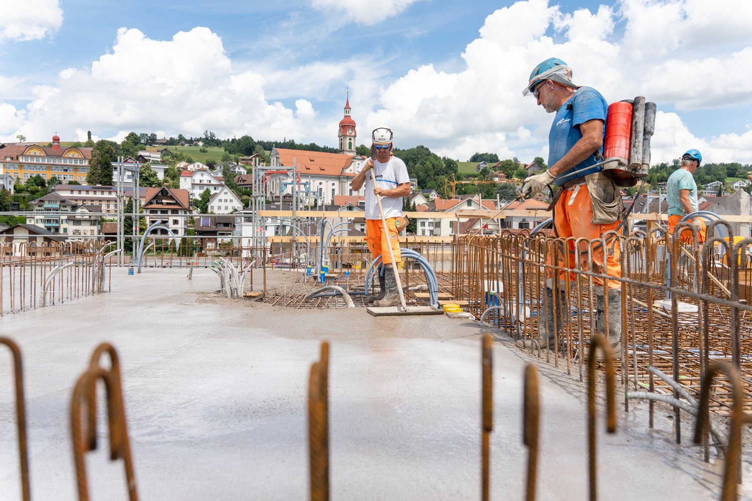 Mitarbeiter beim betonieren der Decke