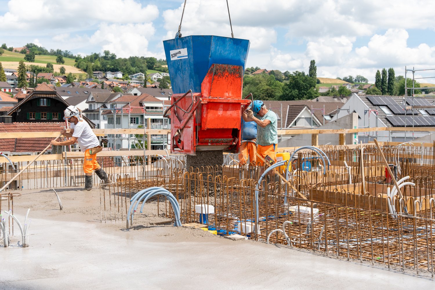 Mitarbeiter beim betonieren der Decke