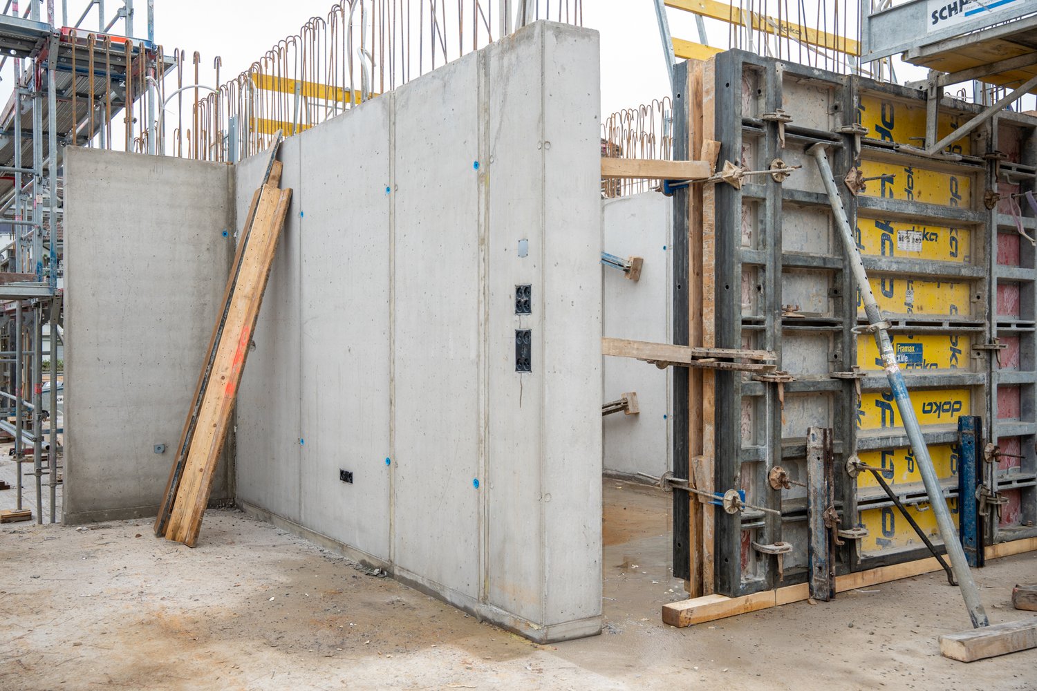 Betonwand mit Schalung