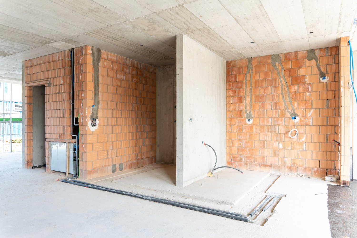 Mauerwerk und Sichtbetonwand