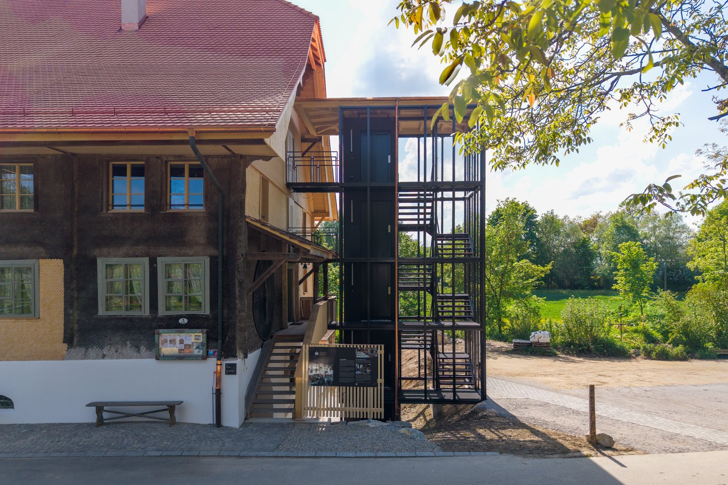 Neue Liftschacht mit Treppenhaus