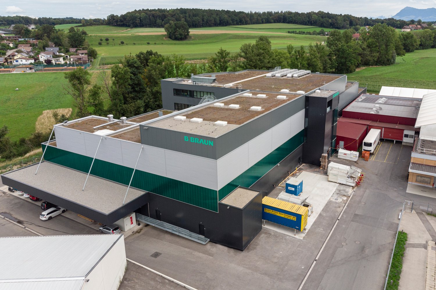 B. Braun AG in Sempach - Luftaufnahme der neuen Produktionshalle