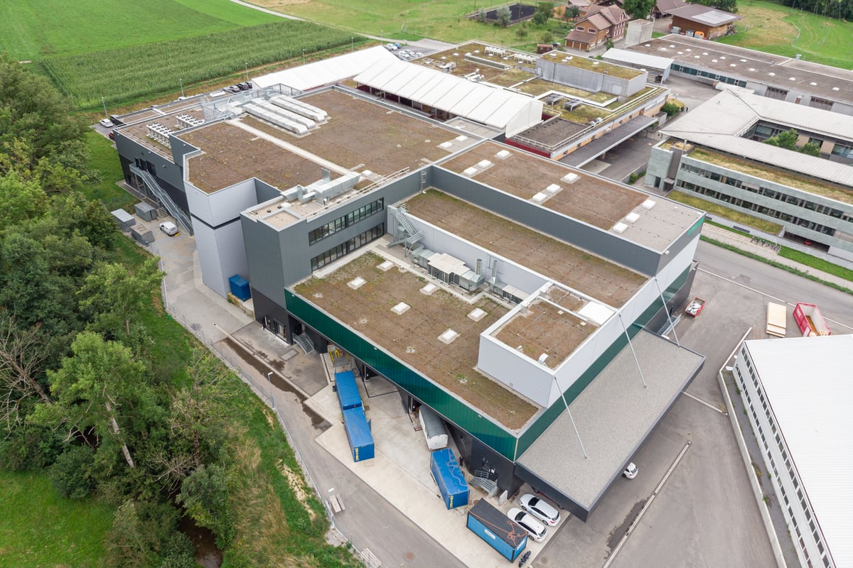 B. Braun AG in Sempach - Luftaufnahme der neuen Produktionshalle