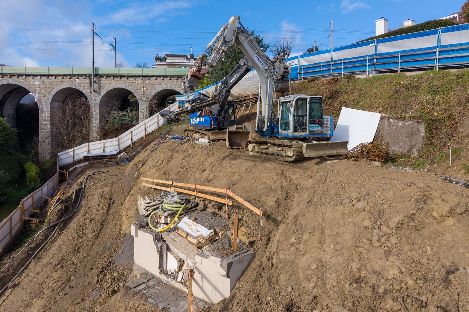 Aushubarbeiten in Hanglage