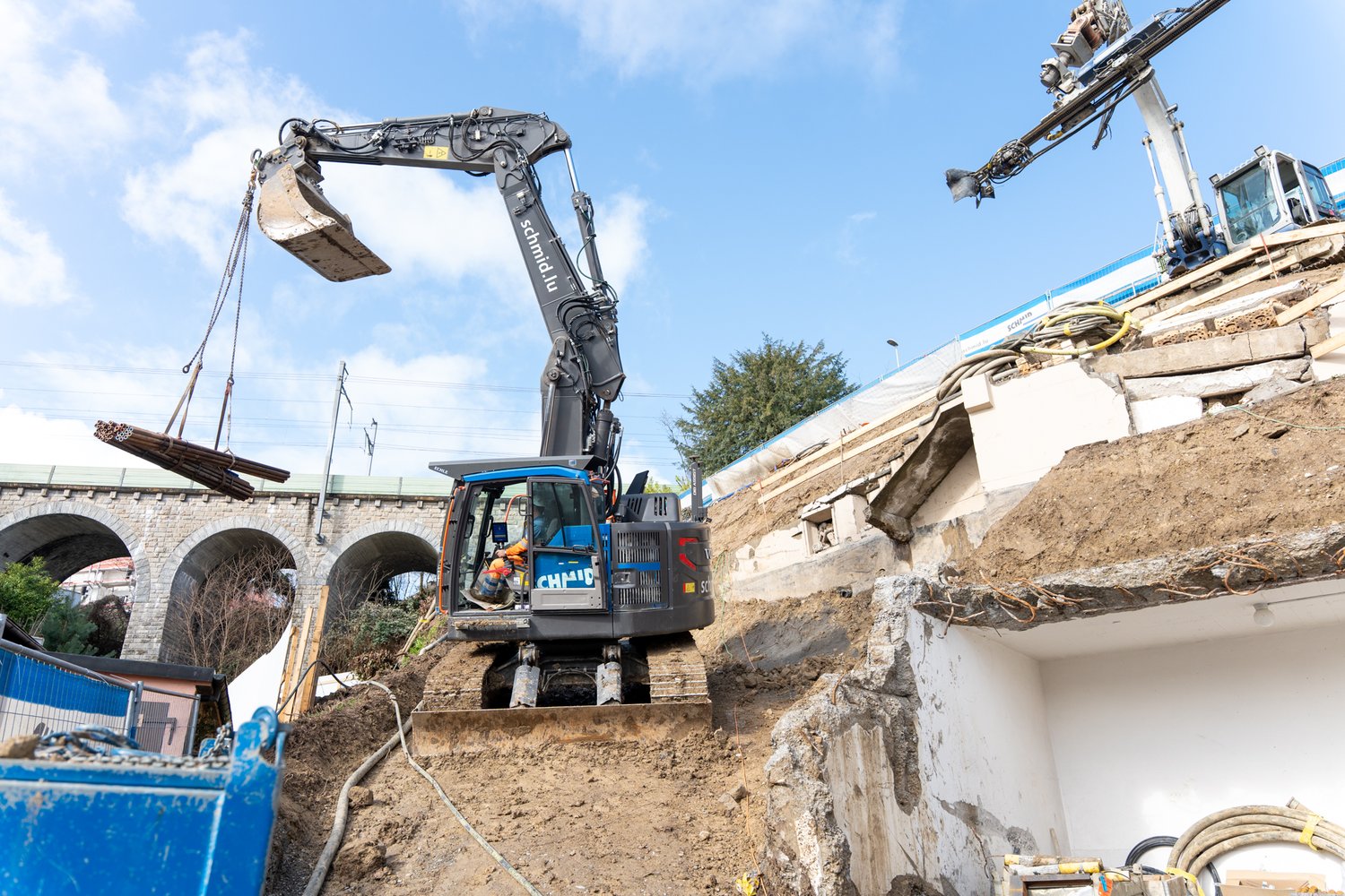 zwei Bagger die Material vom Bauplatz nehmen