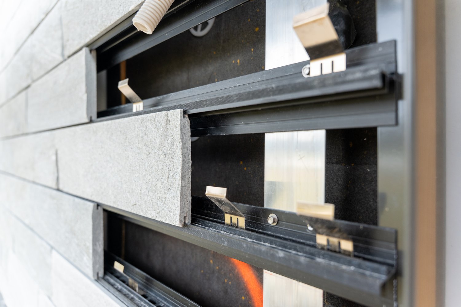 Unterkonstruktion der Fassade mit Steinplatten