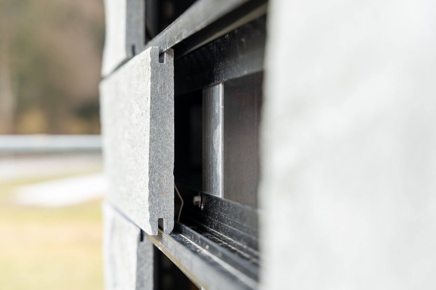 Unterkonstruktion für die Steinplatten auf der Fassade
