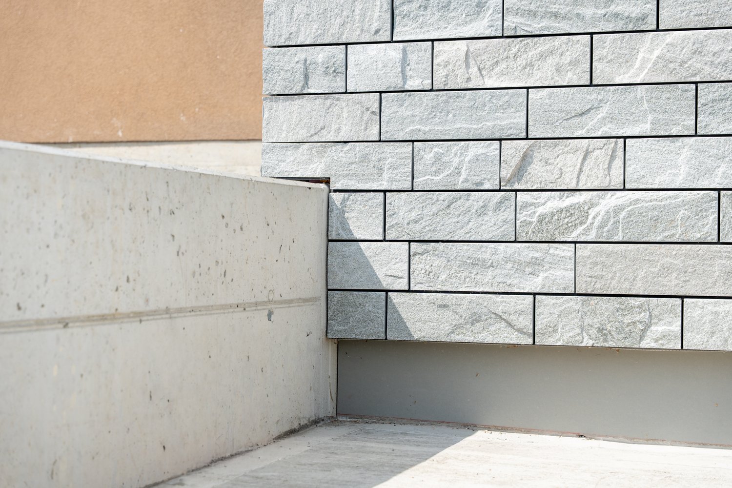 Detail Stützmauer zur Fassade