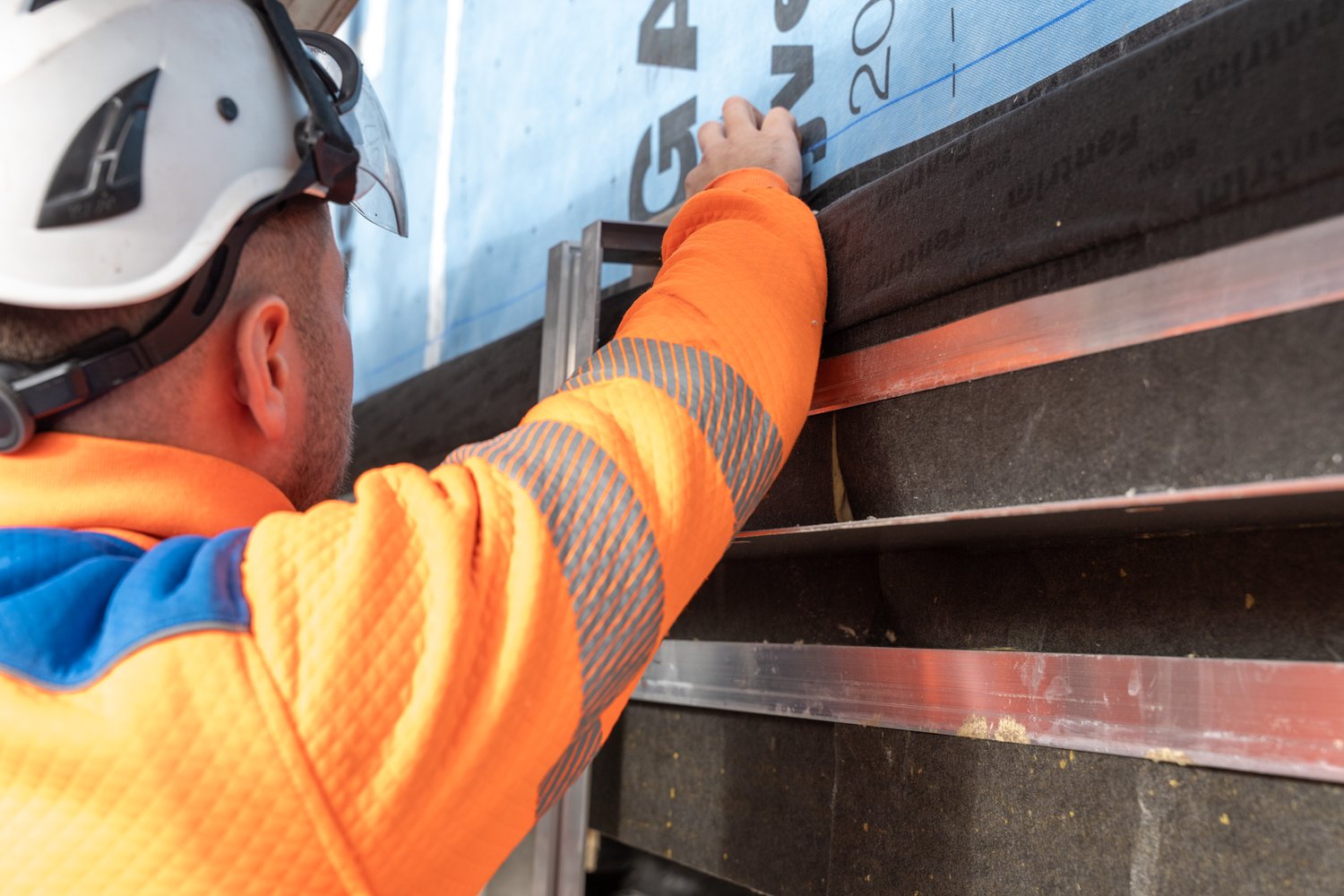 Fassadenbauer bei der Arbeit