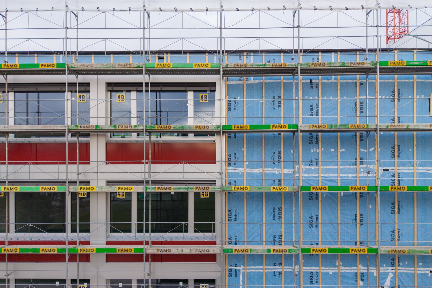 Fassade des Oberstufenschulhauses mit Gerüst