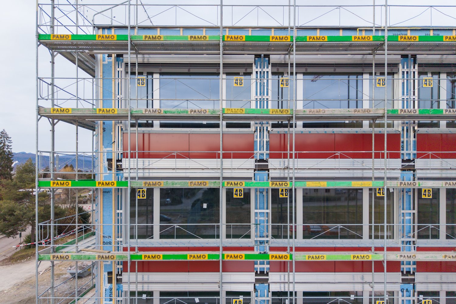 Fassade des Oberstufenschulhauses mit Gerüst