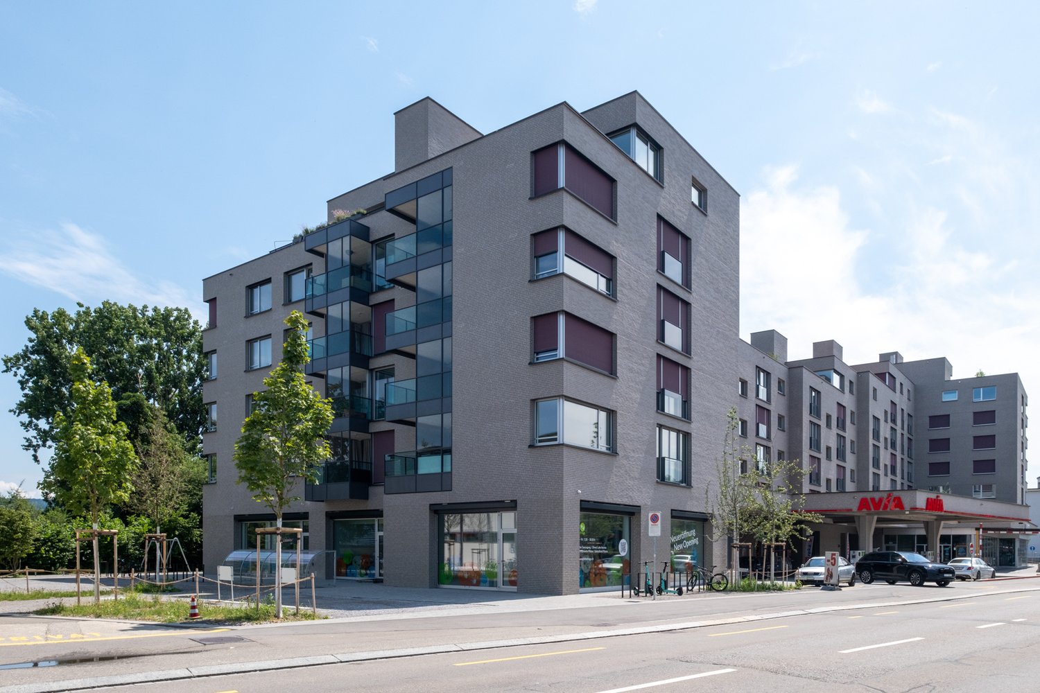 Fassade des Wohn- und Geschäftshauses am Mytenquai in Zürich