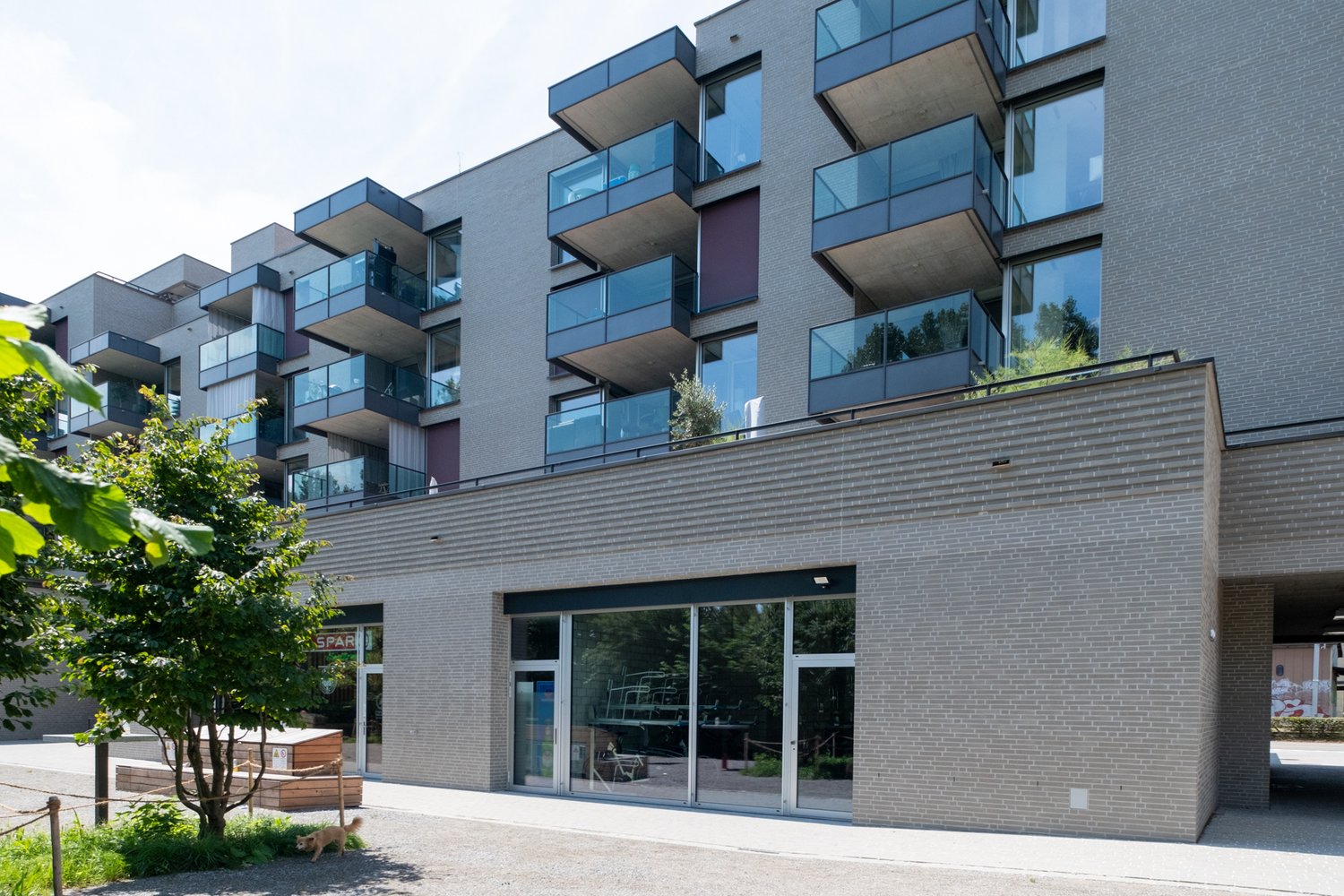 Fassade des Wohn- und Geschäftshauses am Mytenquai in Zürich