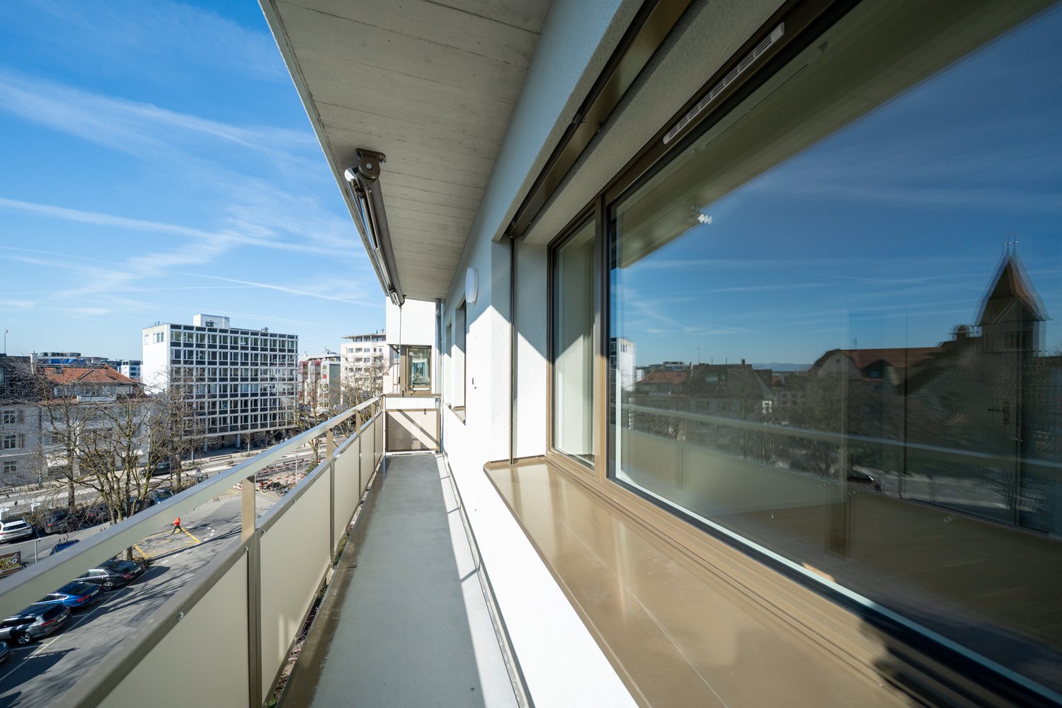Attikawohnung Balkon mit Blick auf Zug