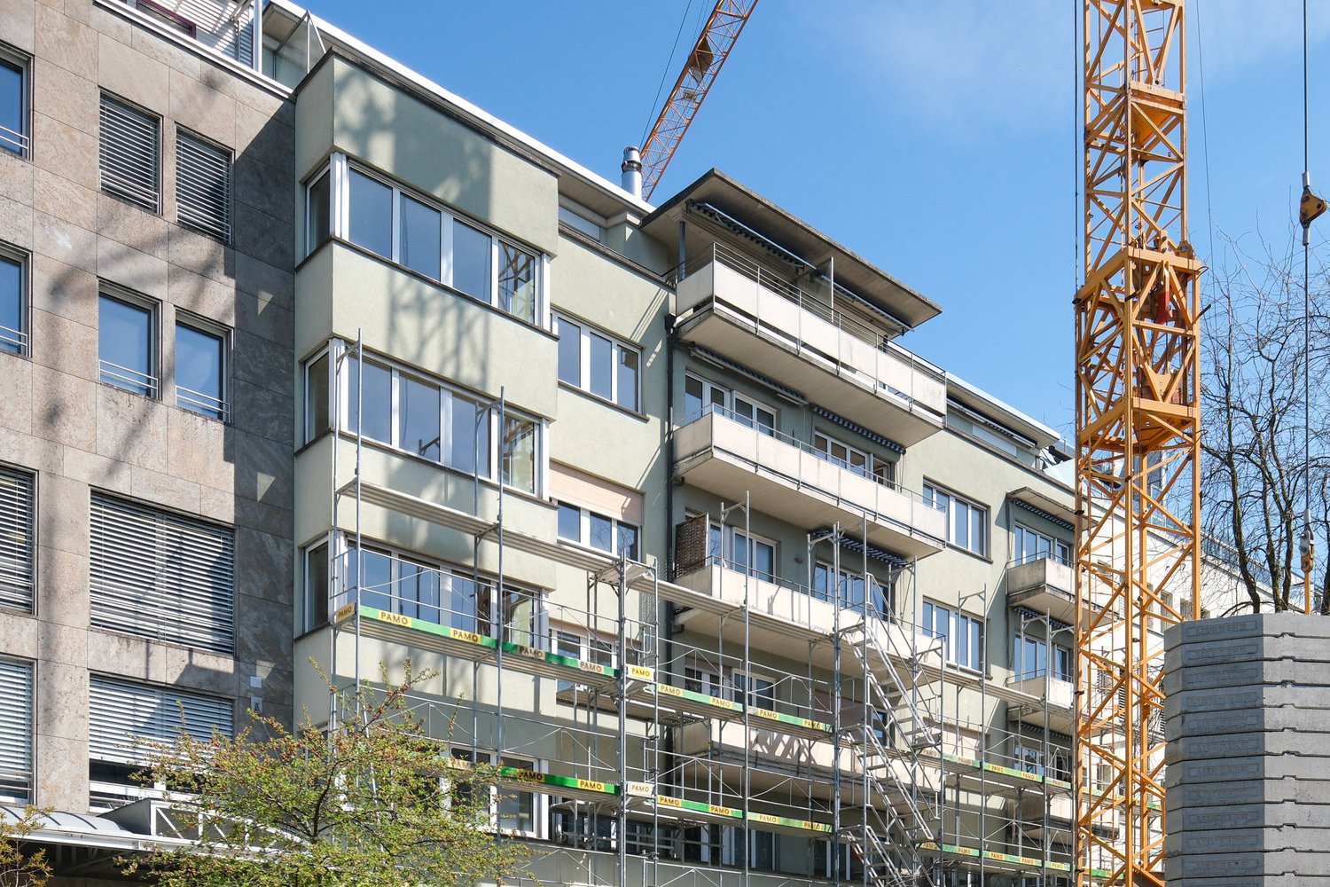 Fassade mit Gerüst Bundesplatz in Zug