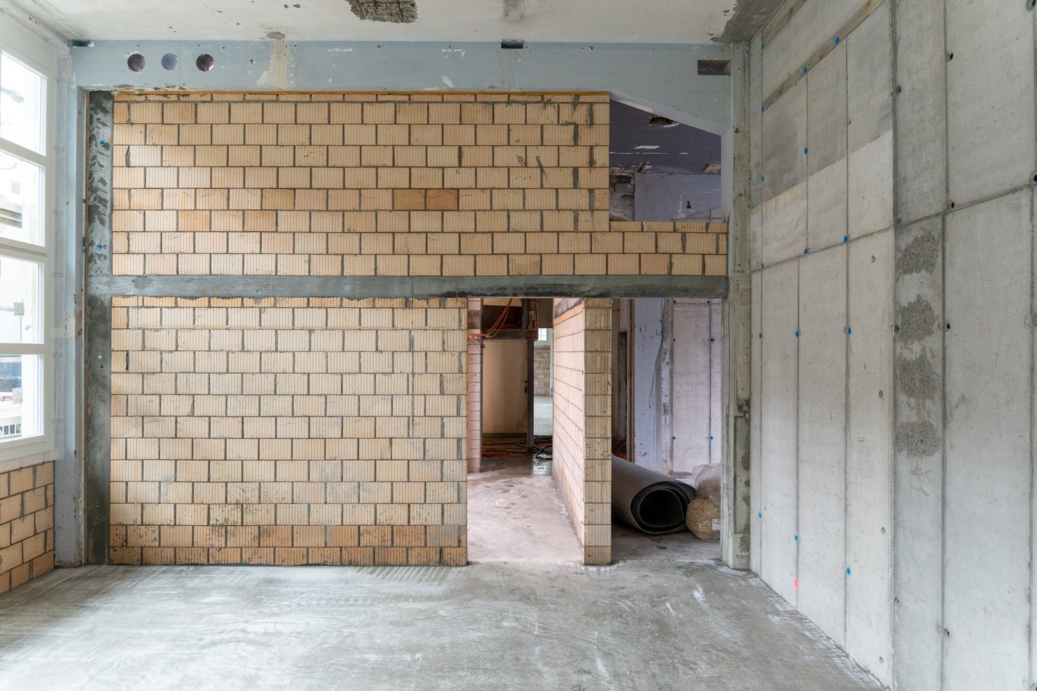 Backsteinwand im Gebäude