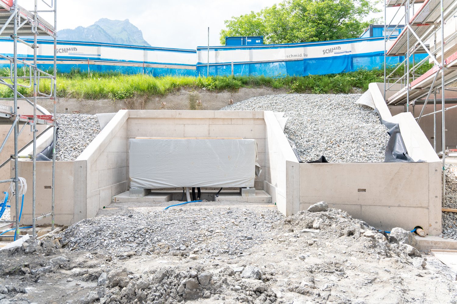 Betonmauern der Baustelle in Hergiswil