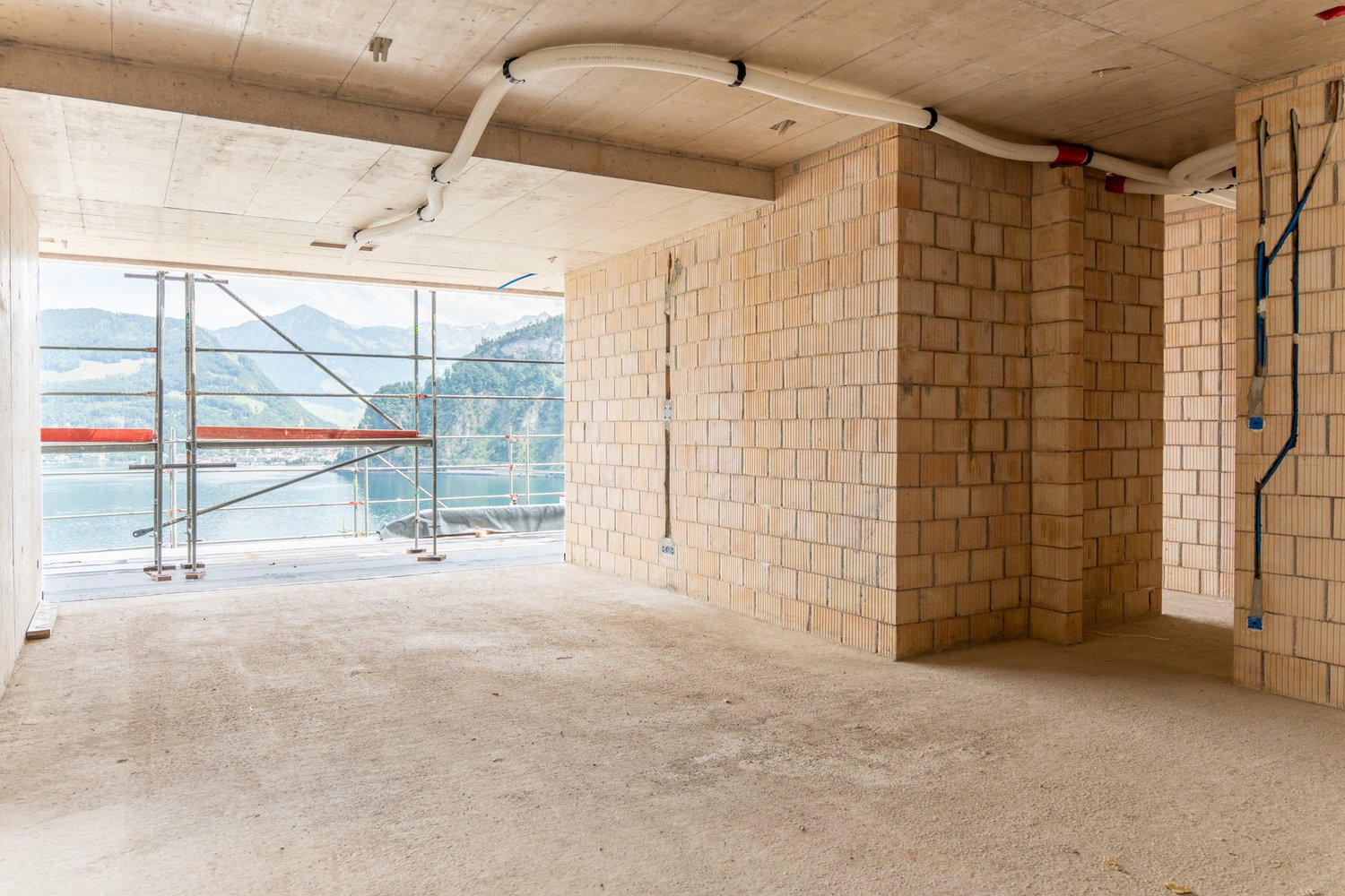 Innenaufnahme der Baustelle in Hergiswil von Mauern mit Aussicht auf den Vierwaldstättersee