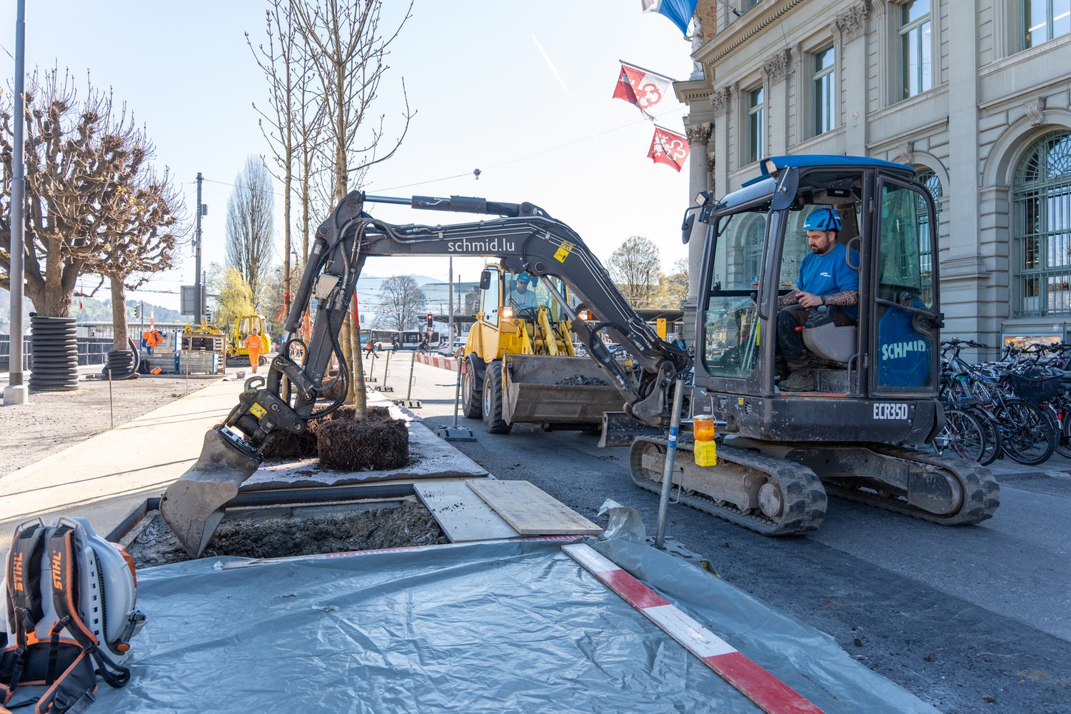 Bagger der die Erde aus einem Loch entfernt