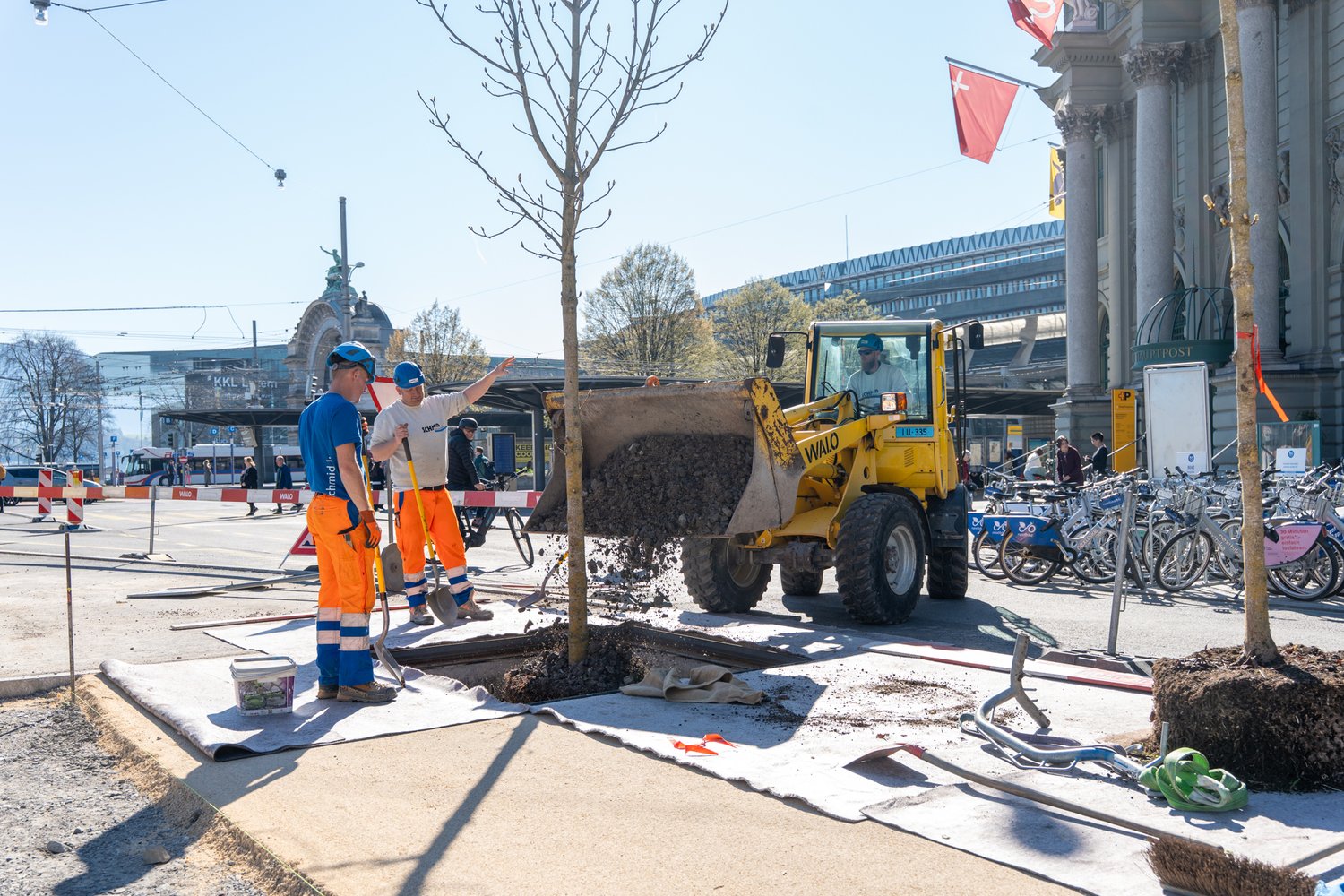 Dumper der Erde in ein Erdloch füllt