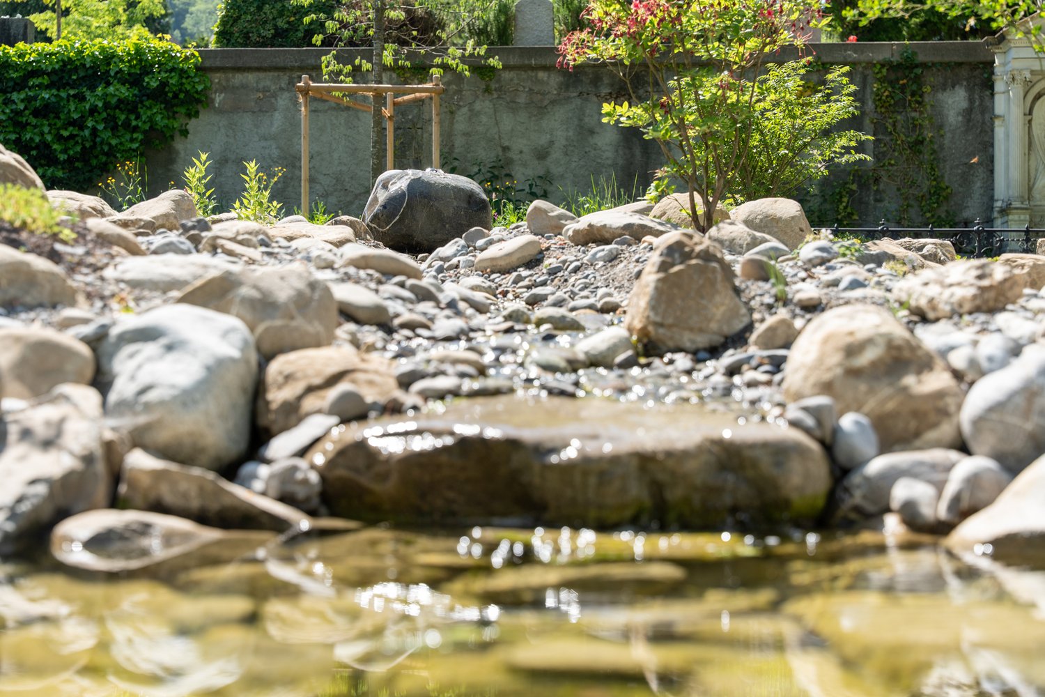 Wasserspiel auf dem Friedhof in Thalwil