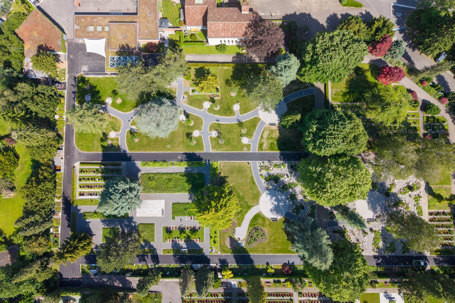 Drohnenaufnahme Vogelperspektive auf Friedhof in Thalwil