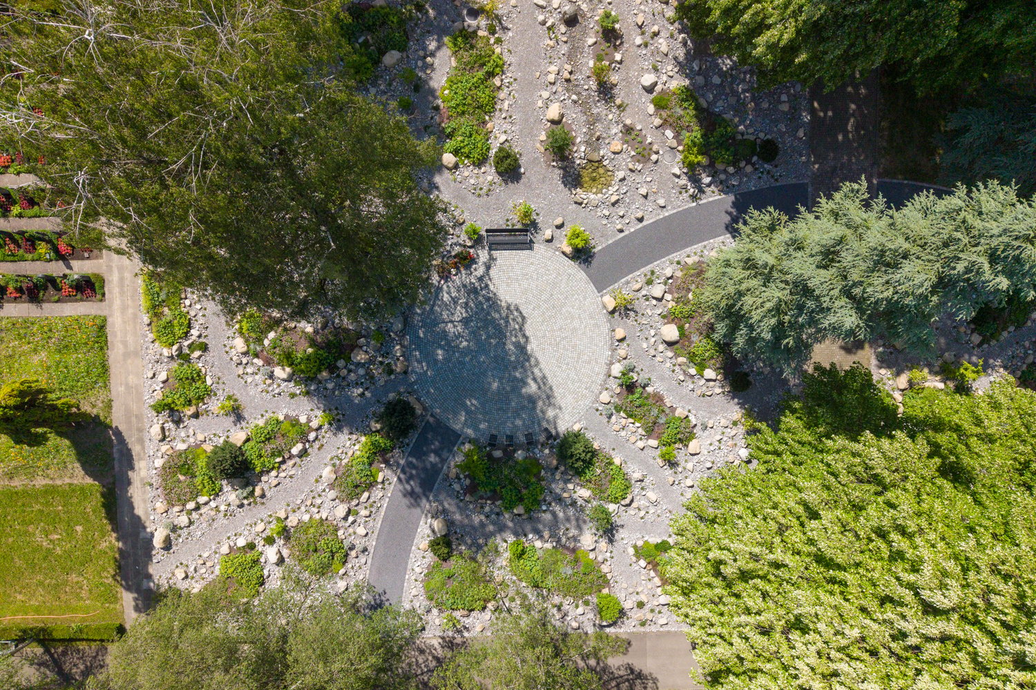 Drohnenaufnahme auf Steingarten auf Friedhof in Thalwil