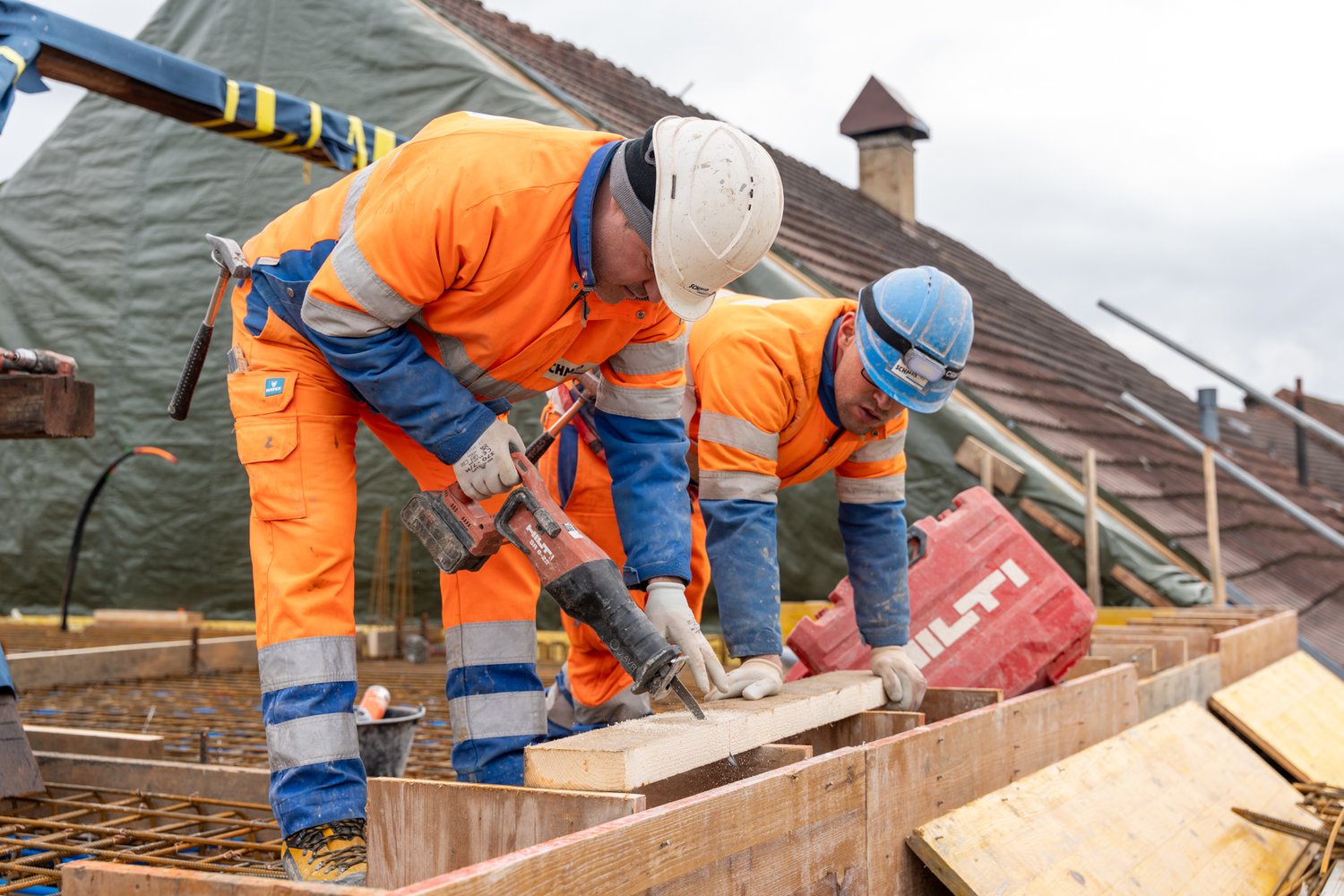 Mitarbeiter bei der Arbeit im Obstweg in Staffelbach