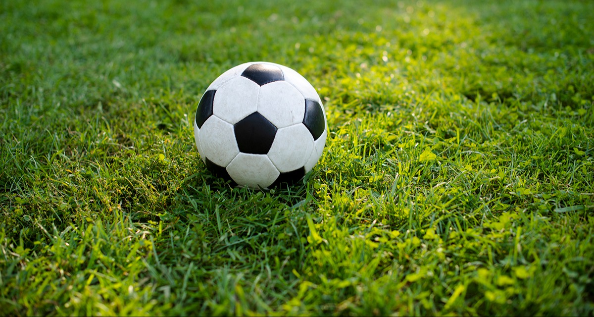 Fussball auf dem Spielfeld