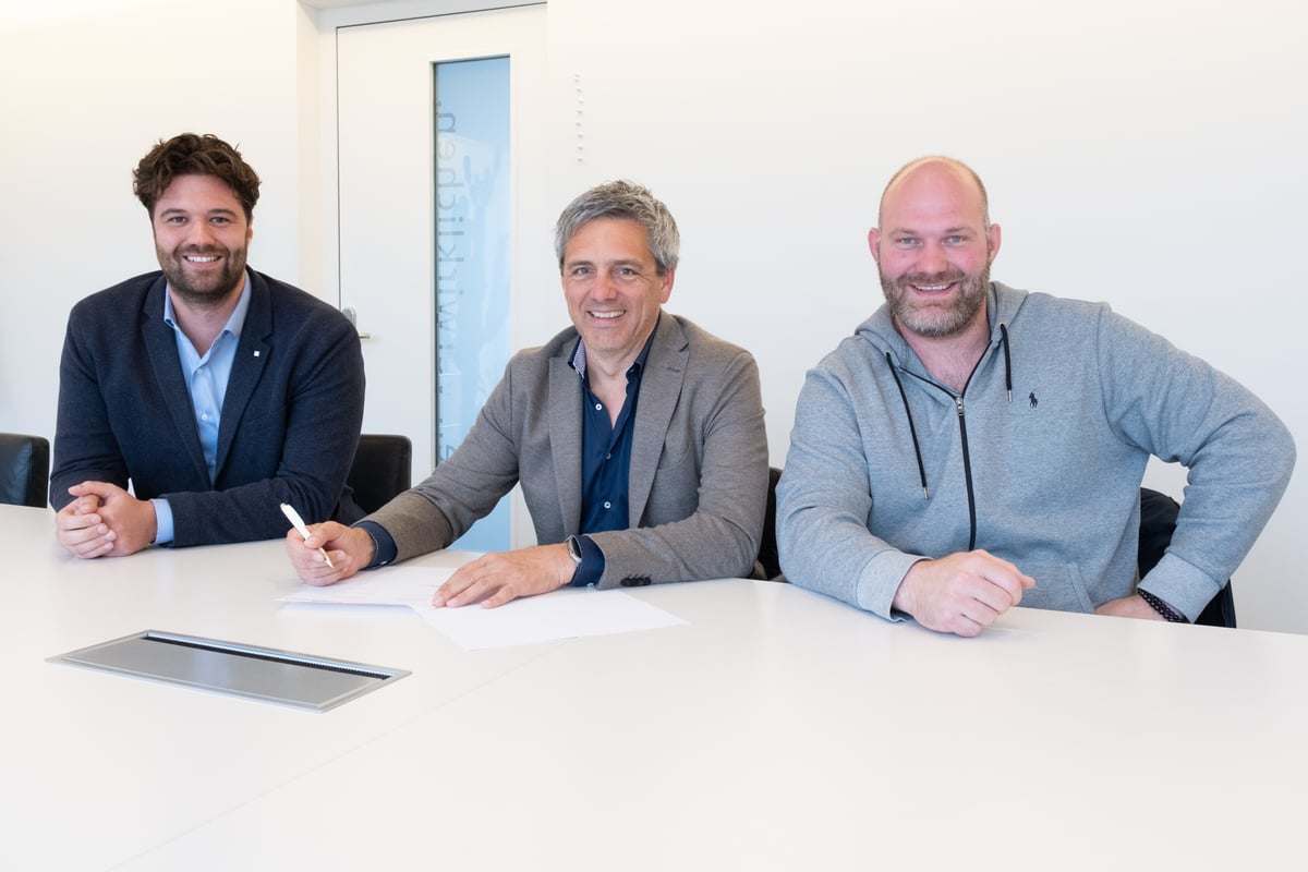 Linus Fässler, Markus Schmid und Benji von Ah an der Vertragsunterzeichnung