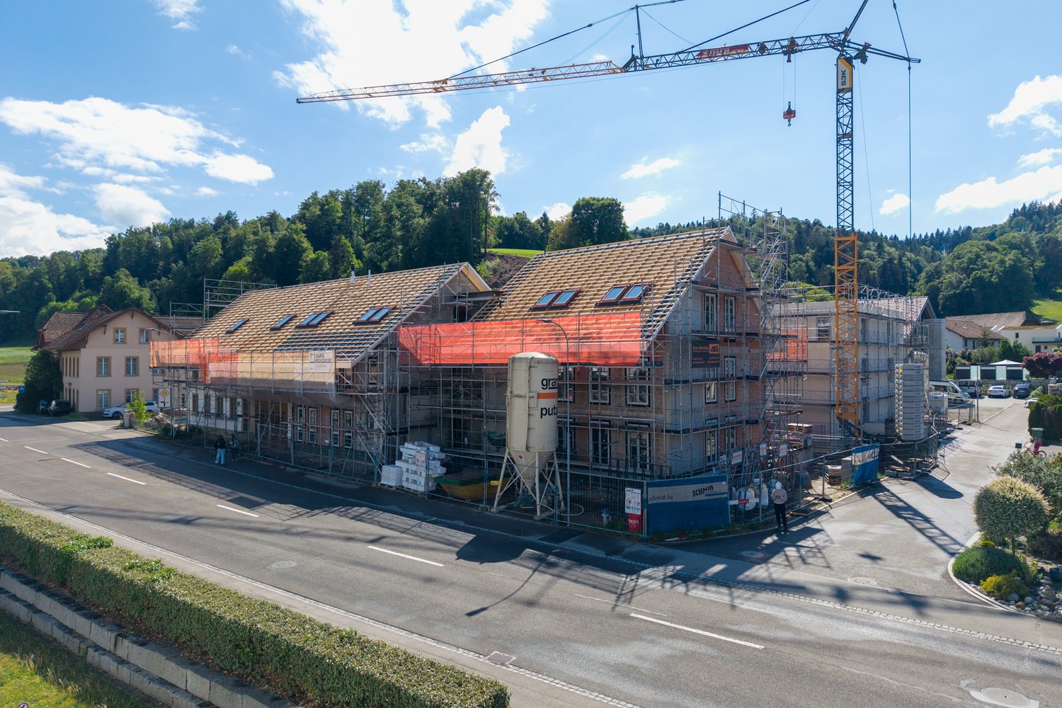 Blick auf die neue Überbauung im Obstweg in Staffelbach im Rohbau