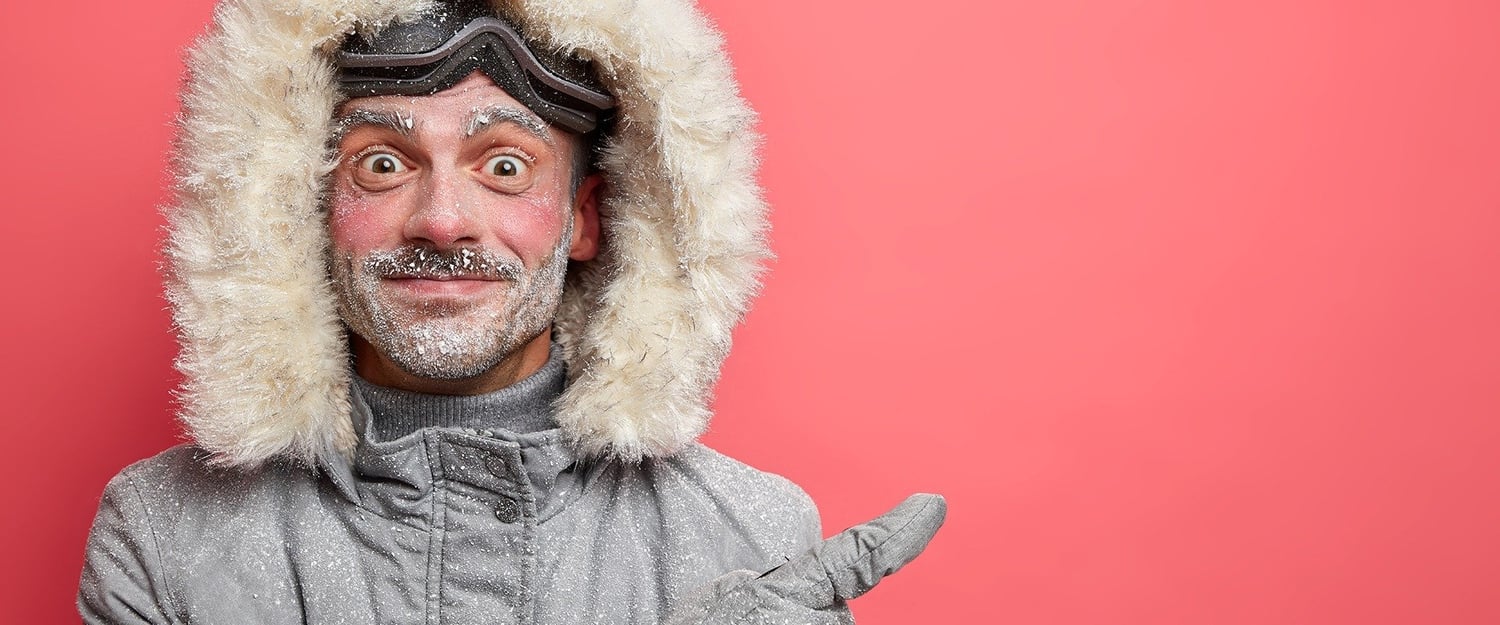 Ein Mann der einen Winterjacke trägt