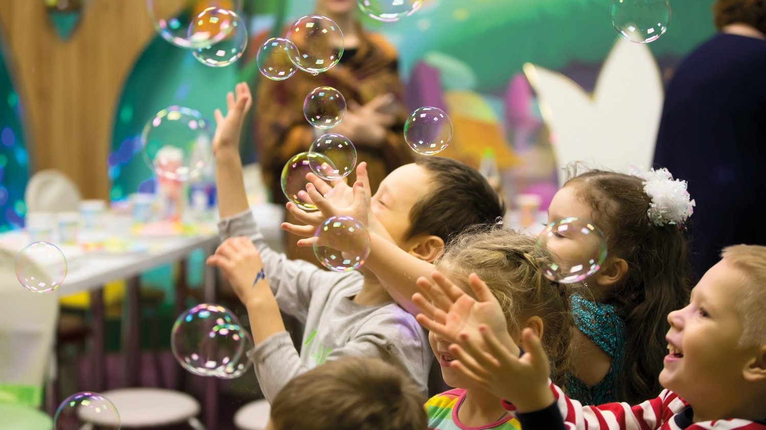 eine Gruppe von Kinder spielen mit Seifenblasen