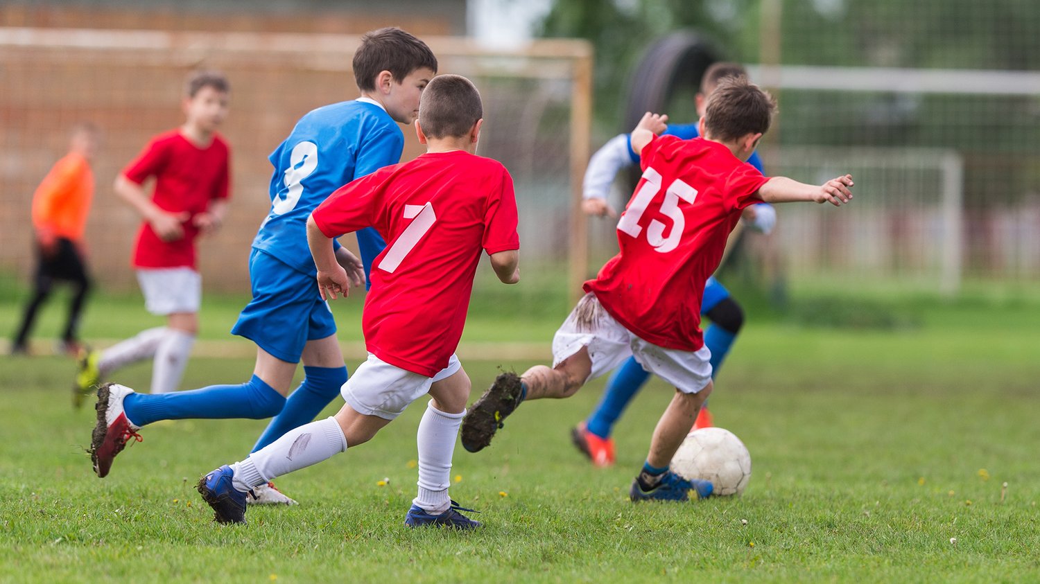 Kinder die Fussball spielen