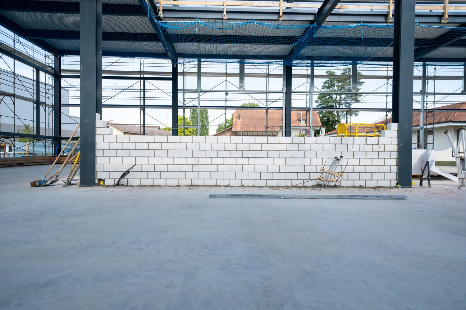 Rohbau der Produktionshalle in Oftringen - Kalksandsteinmauer