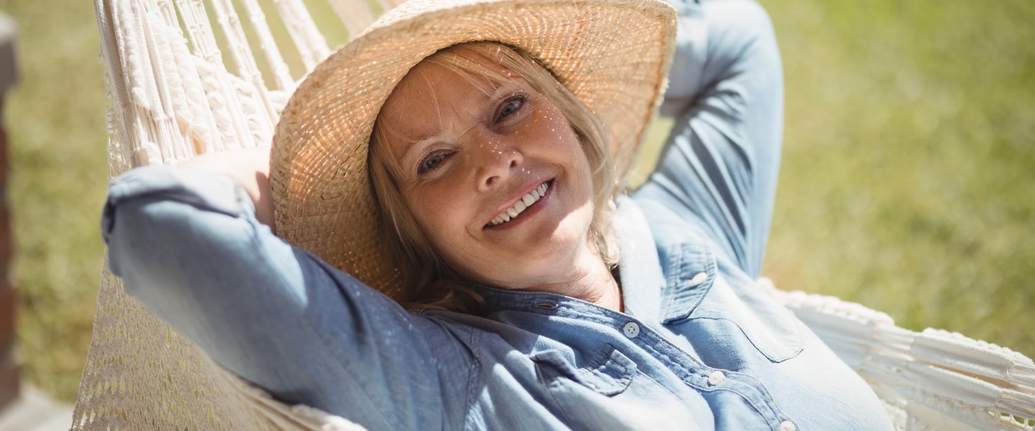 Stockbild | Gartenbau | Frau im Garten | 1920x800