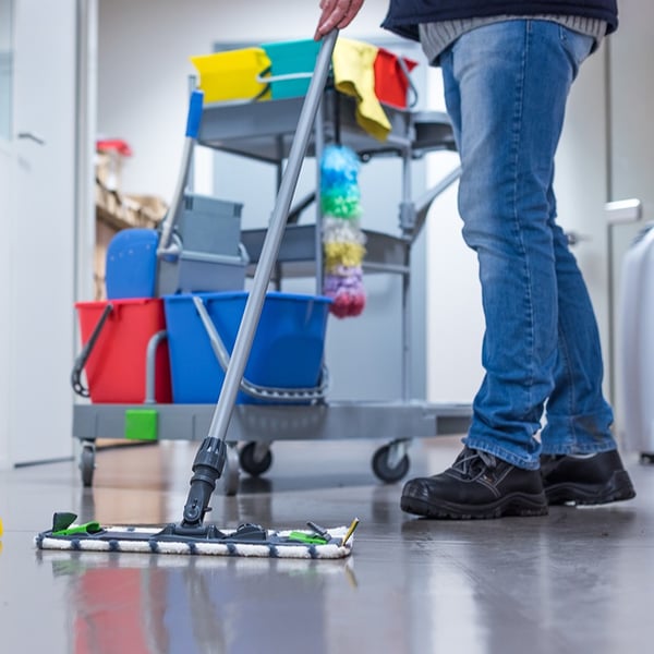 Putzwagen und Bodenwischer
