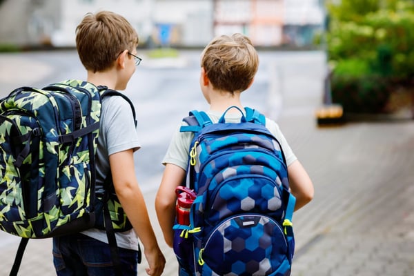 Zwei Kinder auf dem Weg zur Schule.