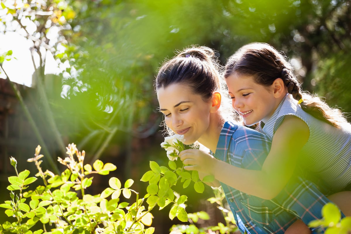Frau mit Kind geniessen den Frühling im Garten