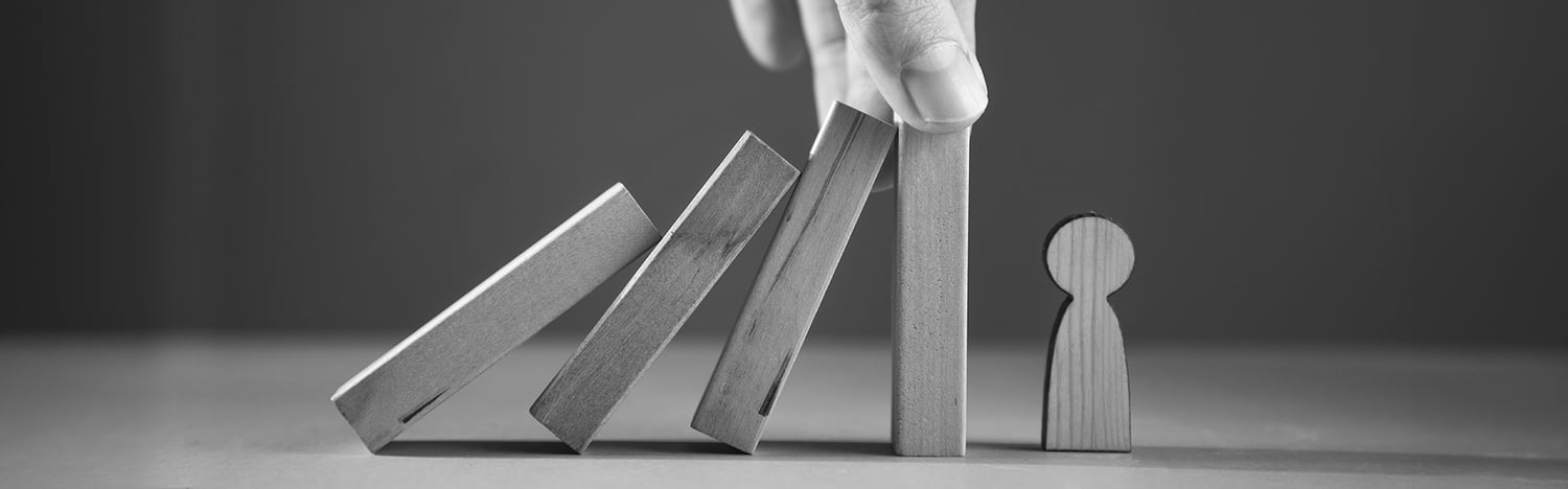 Domino das von einer Hand gehalten wird