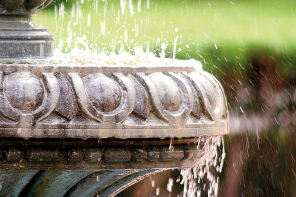 Steinbrunnen mit Wasser