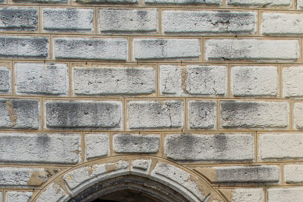 Blick auf eine Steinmauer mit Torbogen