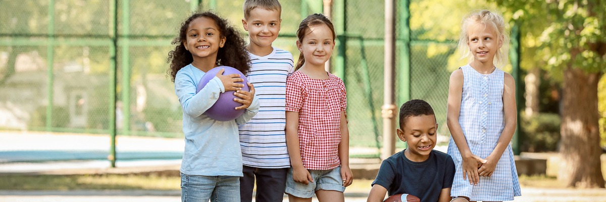 Kinder lächeln in die Kamera